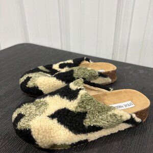 BRAND NEW Steve Madden Vesa Slippers – Green – Size 7